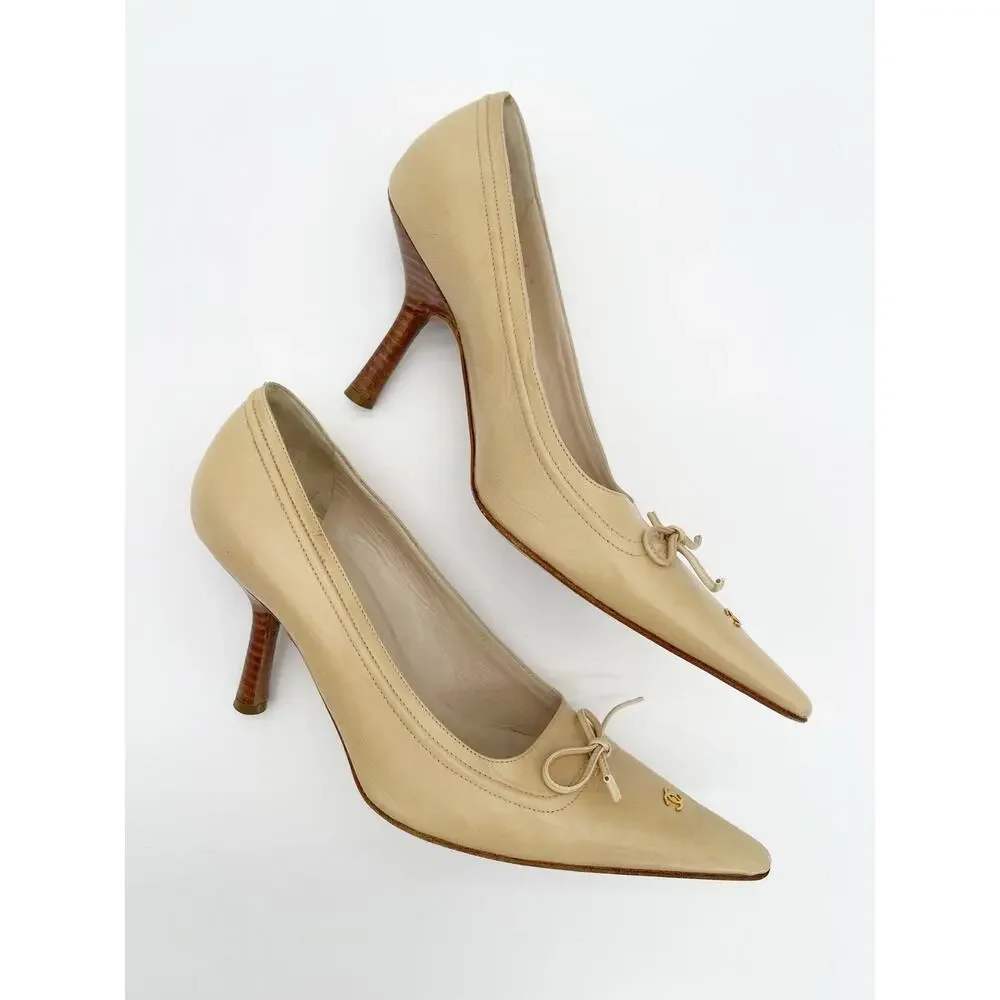 Chanel Vintage Retro Beige Leather Bow CC Logo Pointed Toe Heels Pumps EU 39